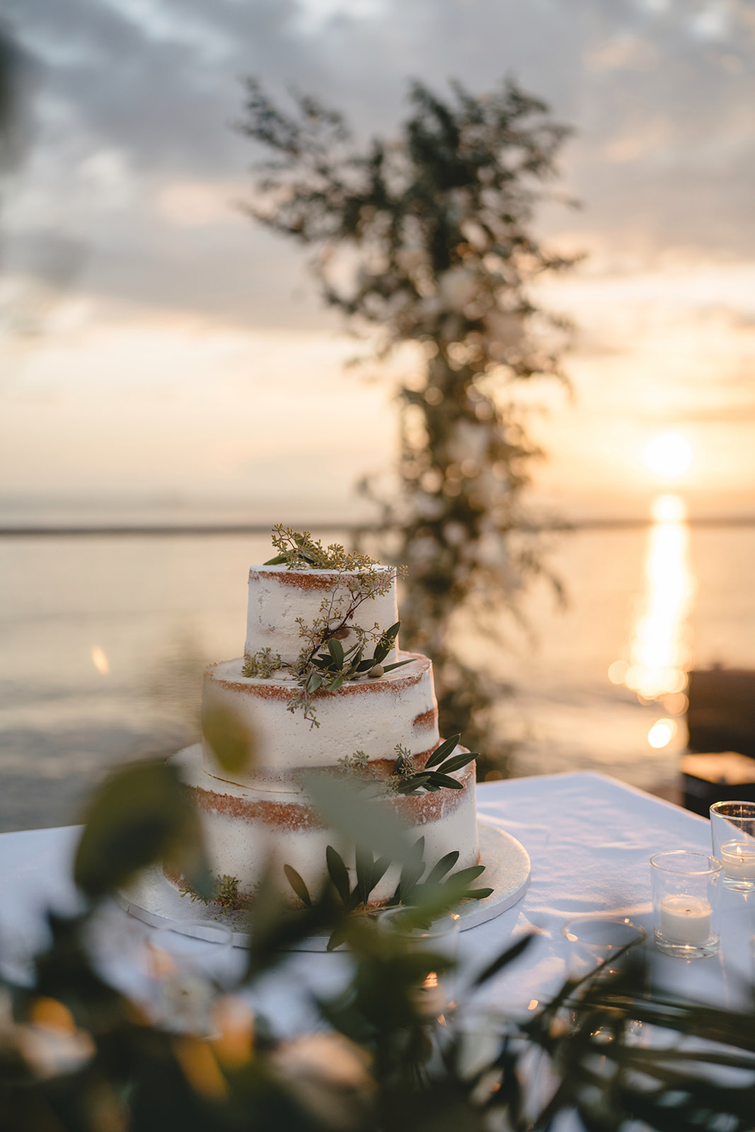 Hochzeitstorte im Sonnenuntergang