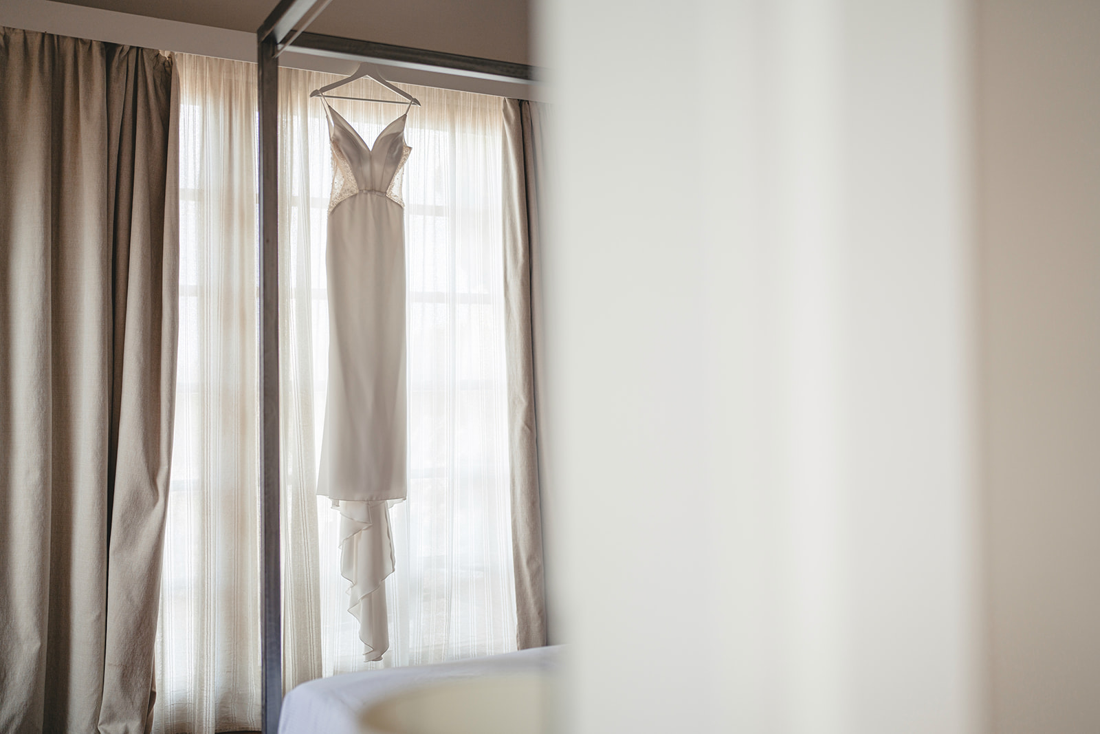 Braut in weißem Kleid vor Spiegel