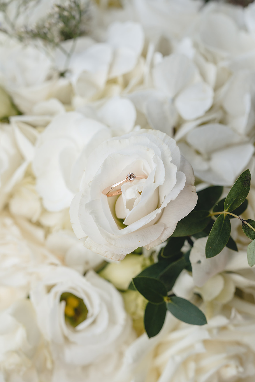 Details of the bride getting ready