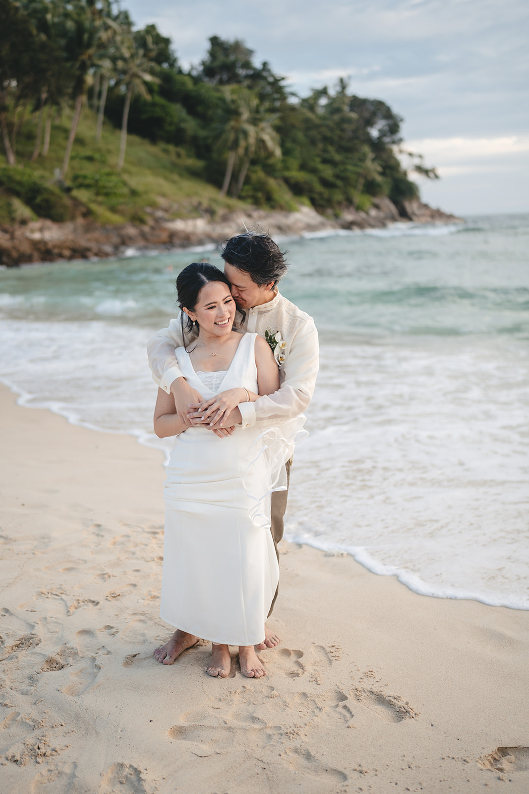 Apple Grace and Andrew on the beach in Phuket, surrounded by natural light