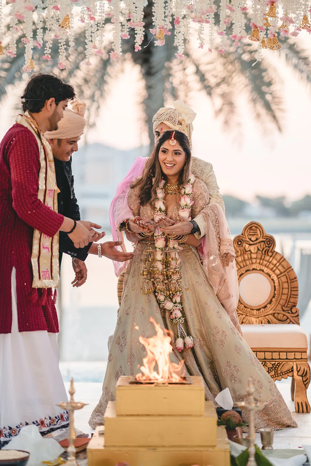 Zeremonie am Mandap mit brennendem heiligem Feuer