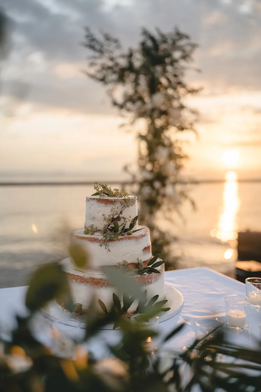 Hochzeitstorte im Sonnenuntergang