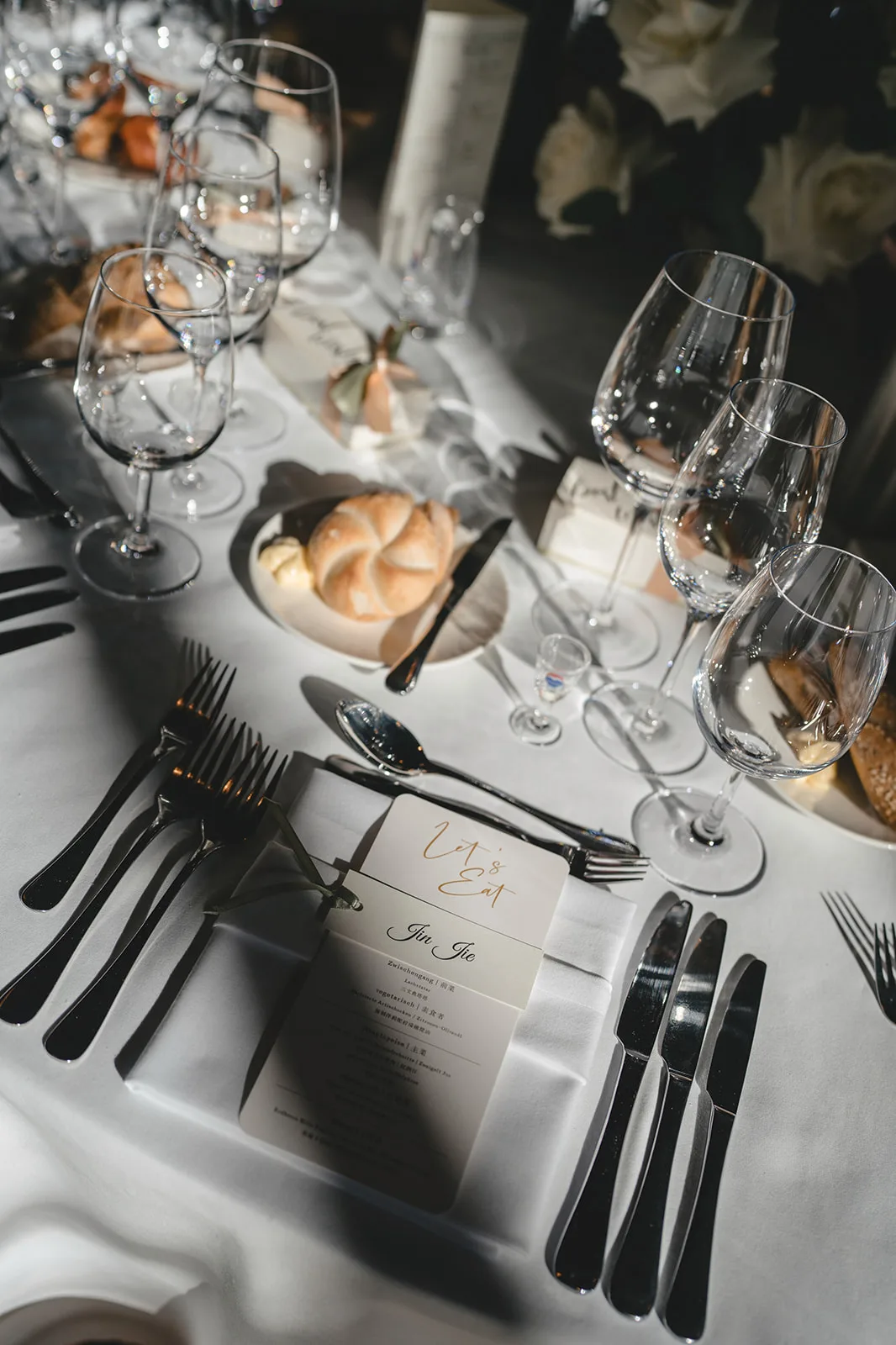 Elegantly set reception table with candles and blossoms