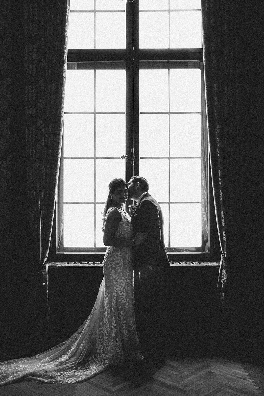 Brautpaar im Gegenlicht an einem hohen Fenster — Destination-Hochzeit im Fairmont Bab Al Bahr, Abu Dhabi