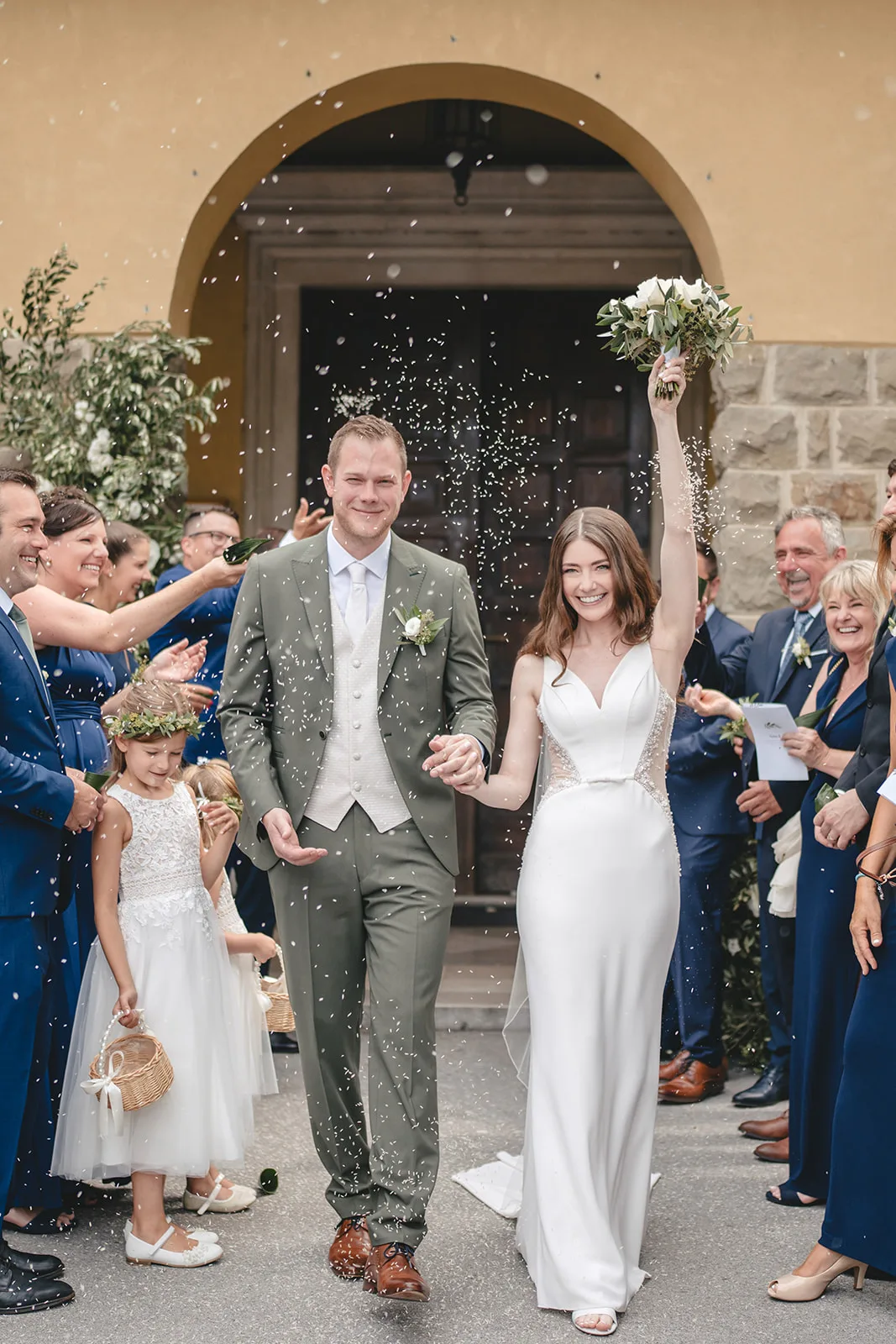 Brautpaar im Reisregen vor der Kirche San Bartolomeo in Triest, Italien — Hochzeitsfotografie in Europa
